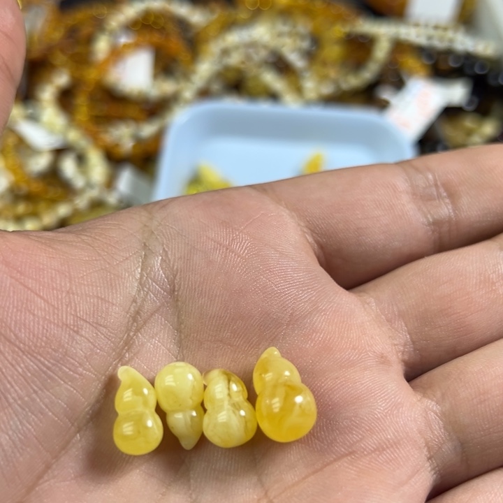 青***争琥珀未镶嵌裸石蜜蜡葫芦1.73g