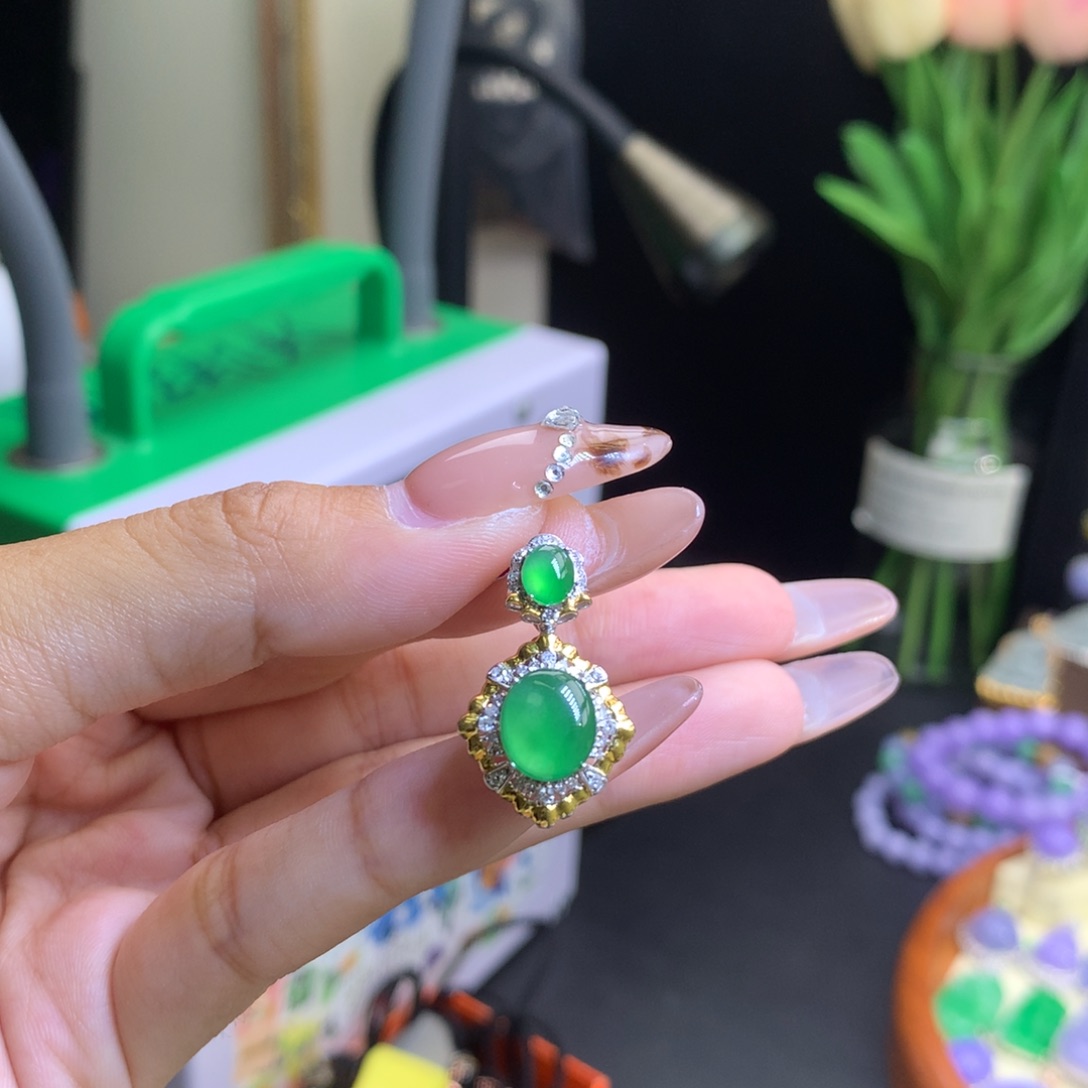 翡翠18K金镶嵌颈饰