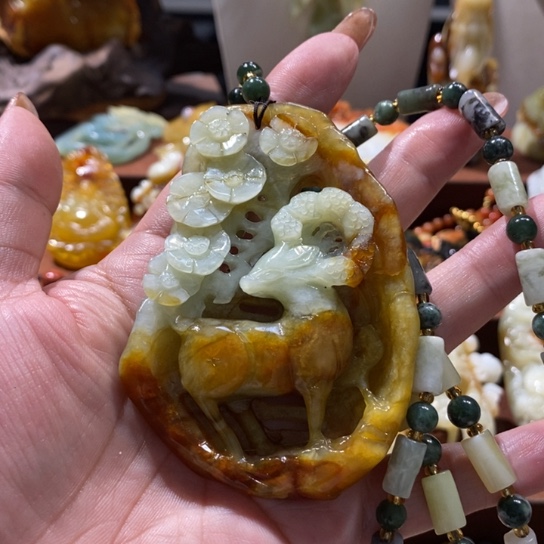 蛇纹石玉未镶嵌颈饰