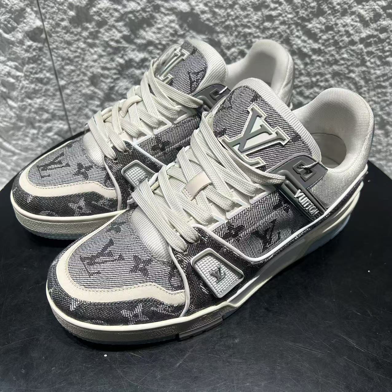 99新 LouisVuitton/路易威登 37.5码/灰印花满印trainer板鞋 1381