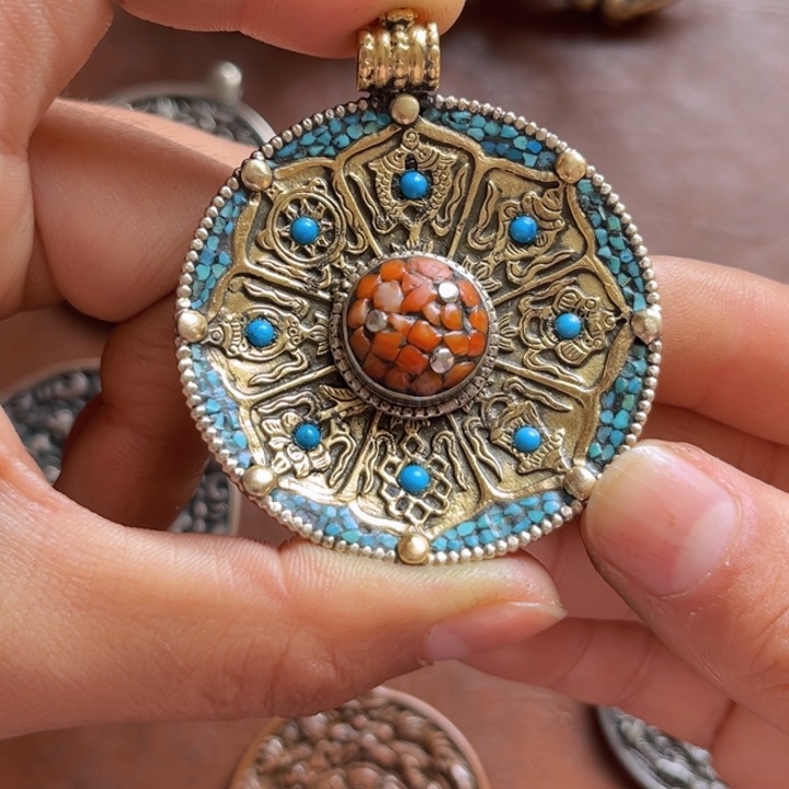 颈饰琉璃何**生喜欢的朋友