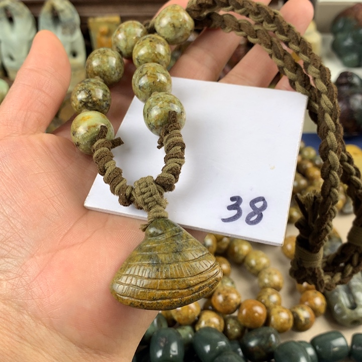 岫岩老玉（透闪石质玉）挂件有瑕未镶嵌