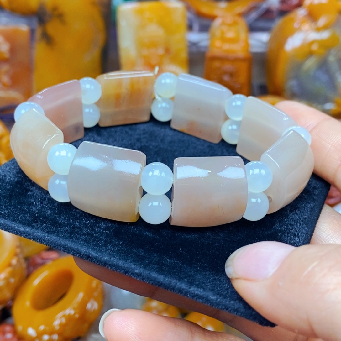 未镶嵌石英质玉（黄龙玉）颈饰