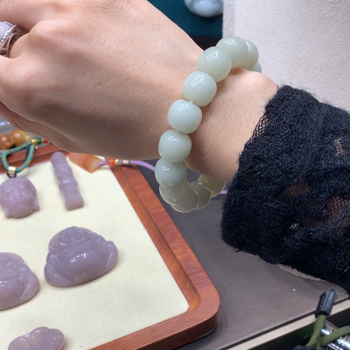 石英质玉颈饰足铂镶嵌