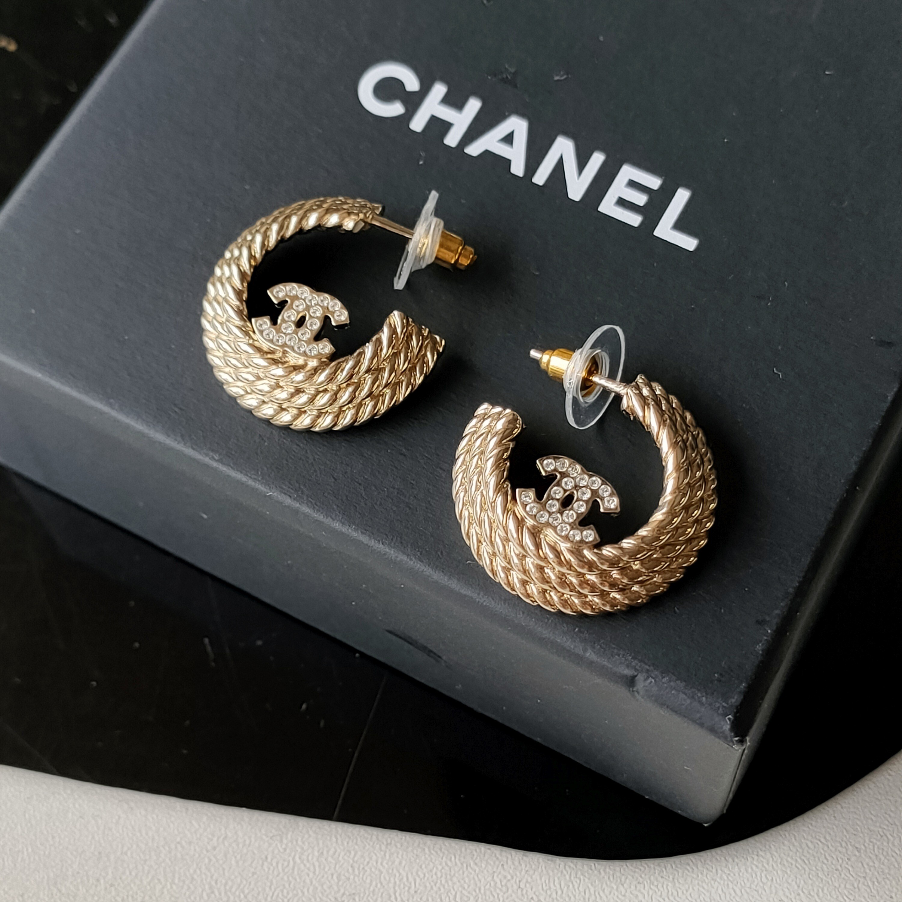 99新 Chanel/香奈儿 Azul-24P浅金色亮钻双C麦穗圈圈耳钉 45176