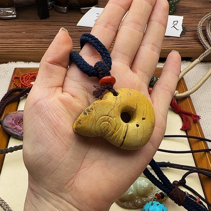 和田玉颈饰未镶嵌盛*开