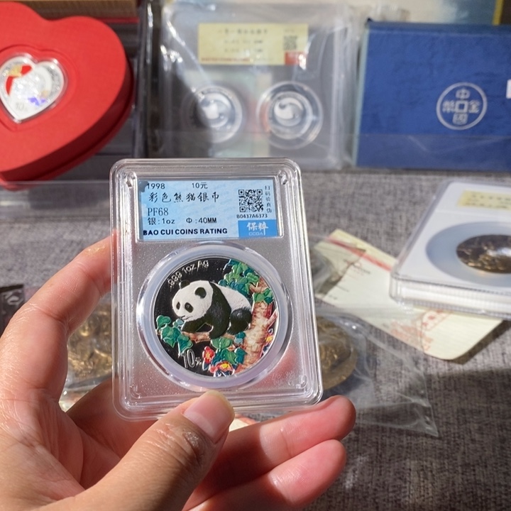 纯银评级68分1998年1盎司彩色熊猫银币
