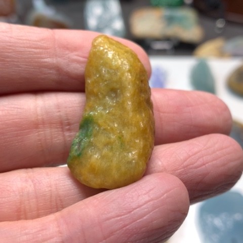 翡翠颈饰未镶嵌天然翡翠黄加绿小料