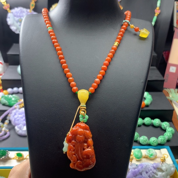 翡翠颈饰未镶嵌红翡貔貅