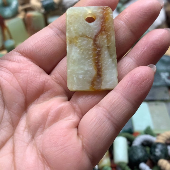 透闪石-蛇纹石玉合金颈饰