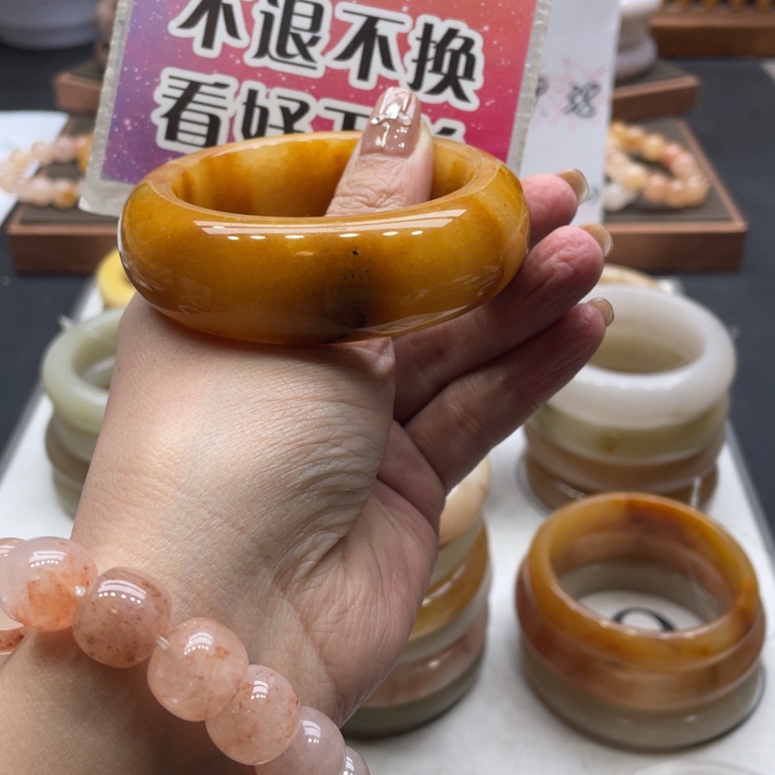 梅***子石英岩玉未镶嵌手镯