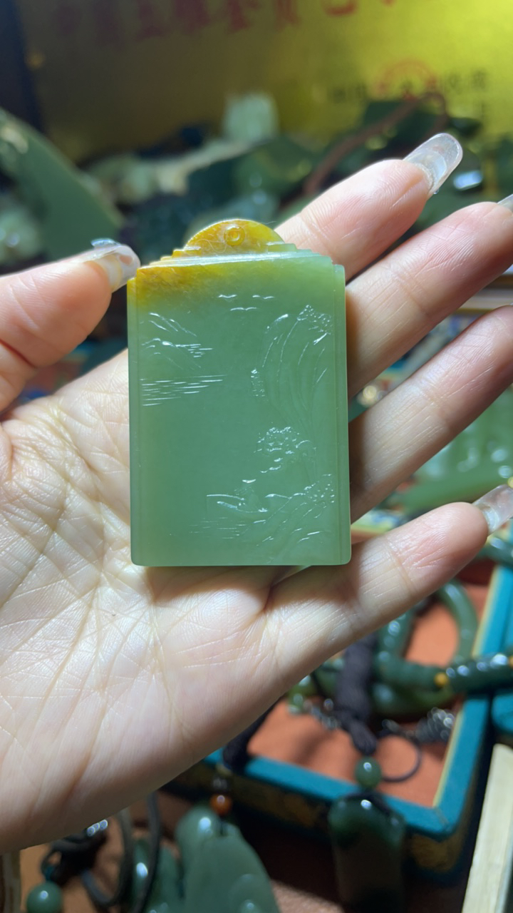 岫岩透闪石河磨玉山水牌