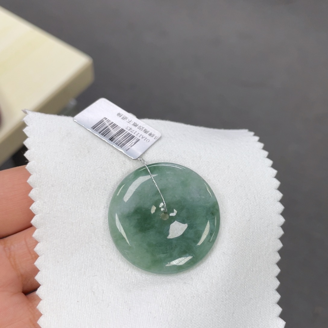 翡翠颈饰未镶嵌平安扣