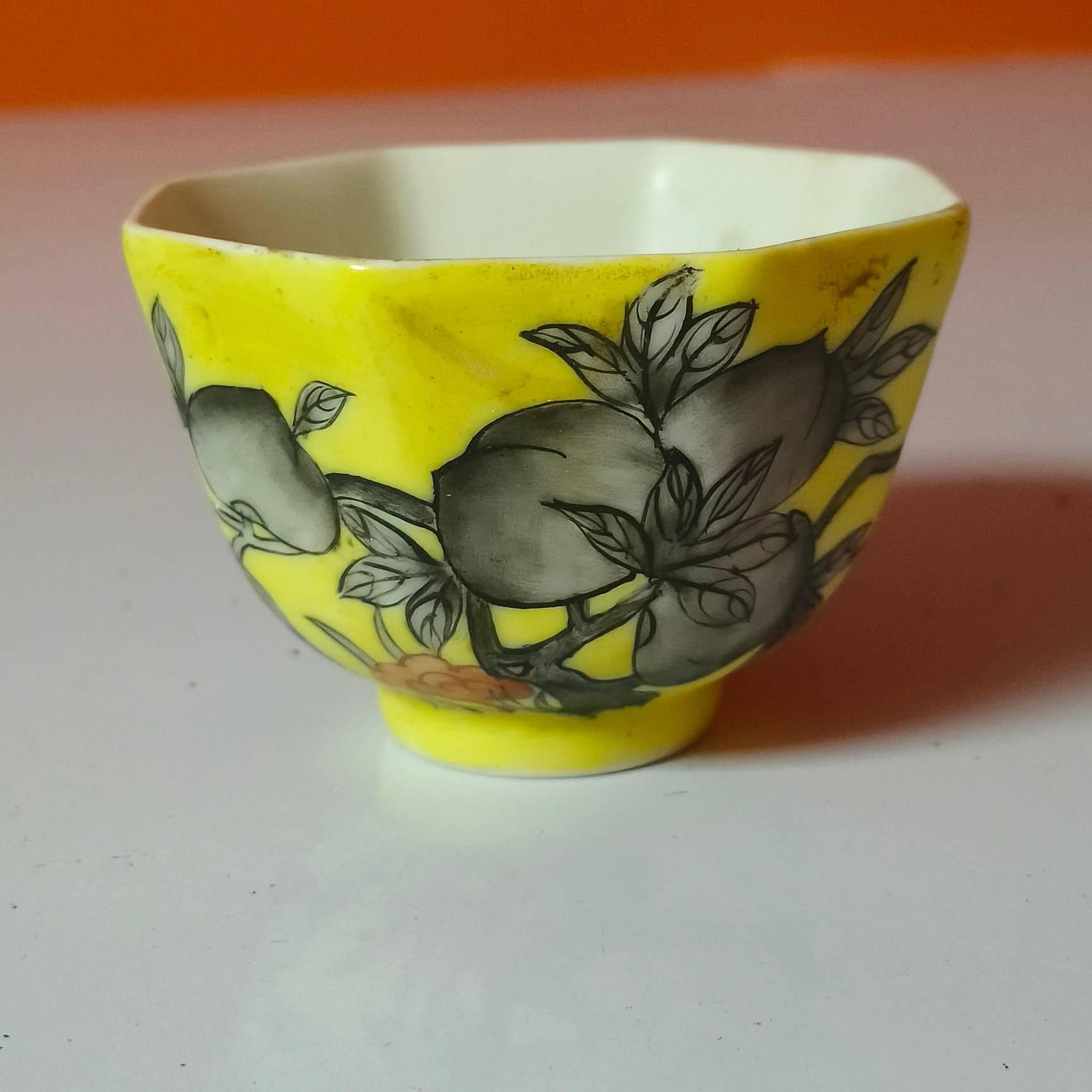 0801清晚期 黄地墨彩桃花纹八棱杯
