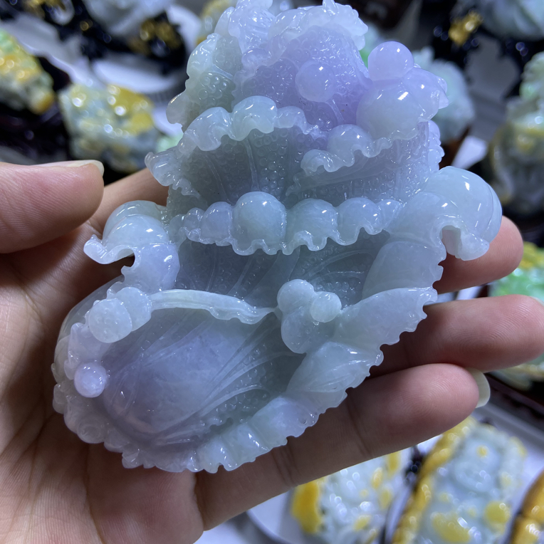 天然缅甸翡翠A货，白菜寓意百财招财，精工立体紫罗兰俏色巧雕摆件