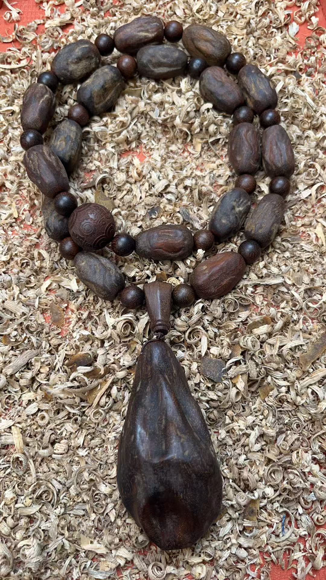 沉香zjl42虫漏珠串1.5*1.5*2.6+吊.坠7*3（多样性发货）