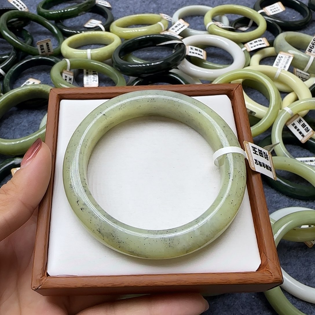 未镶嵌手镯和田玉