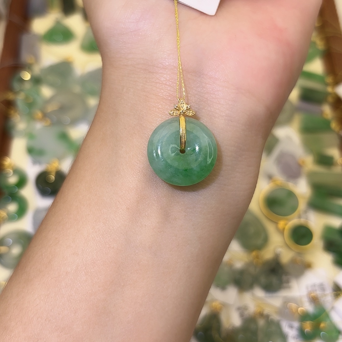 翡翠18K金镶嵌颈饰平安扣