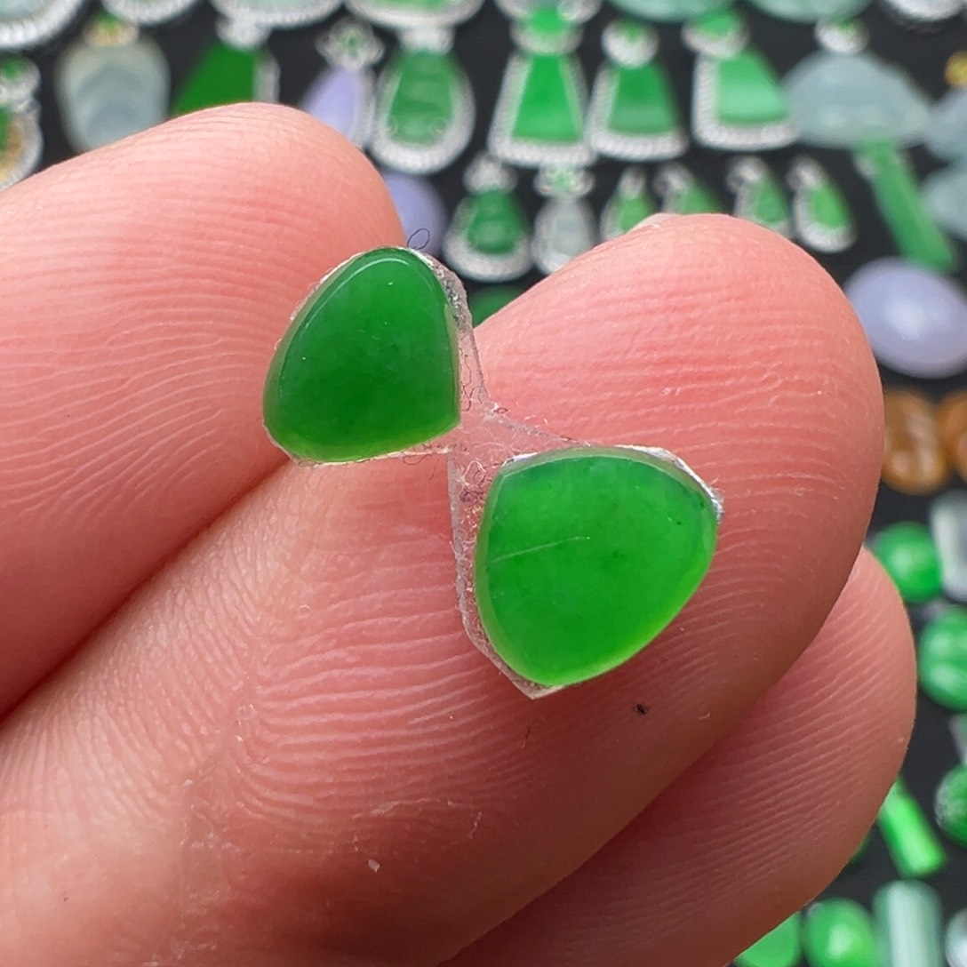 翡翠未镶嵌颈饰心一对