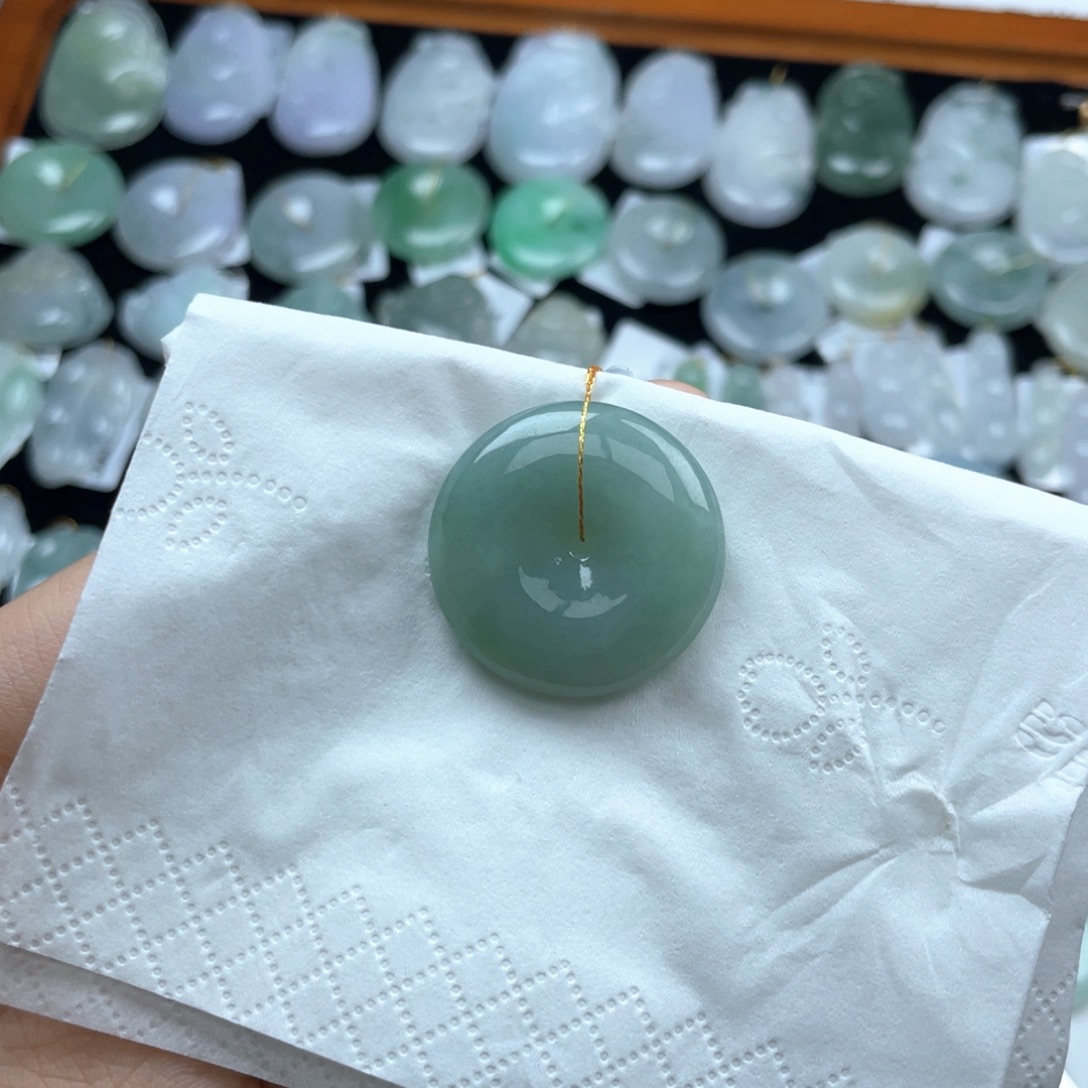 翡翠未镶嵌颈饰平安扣