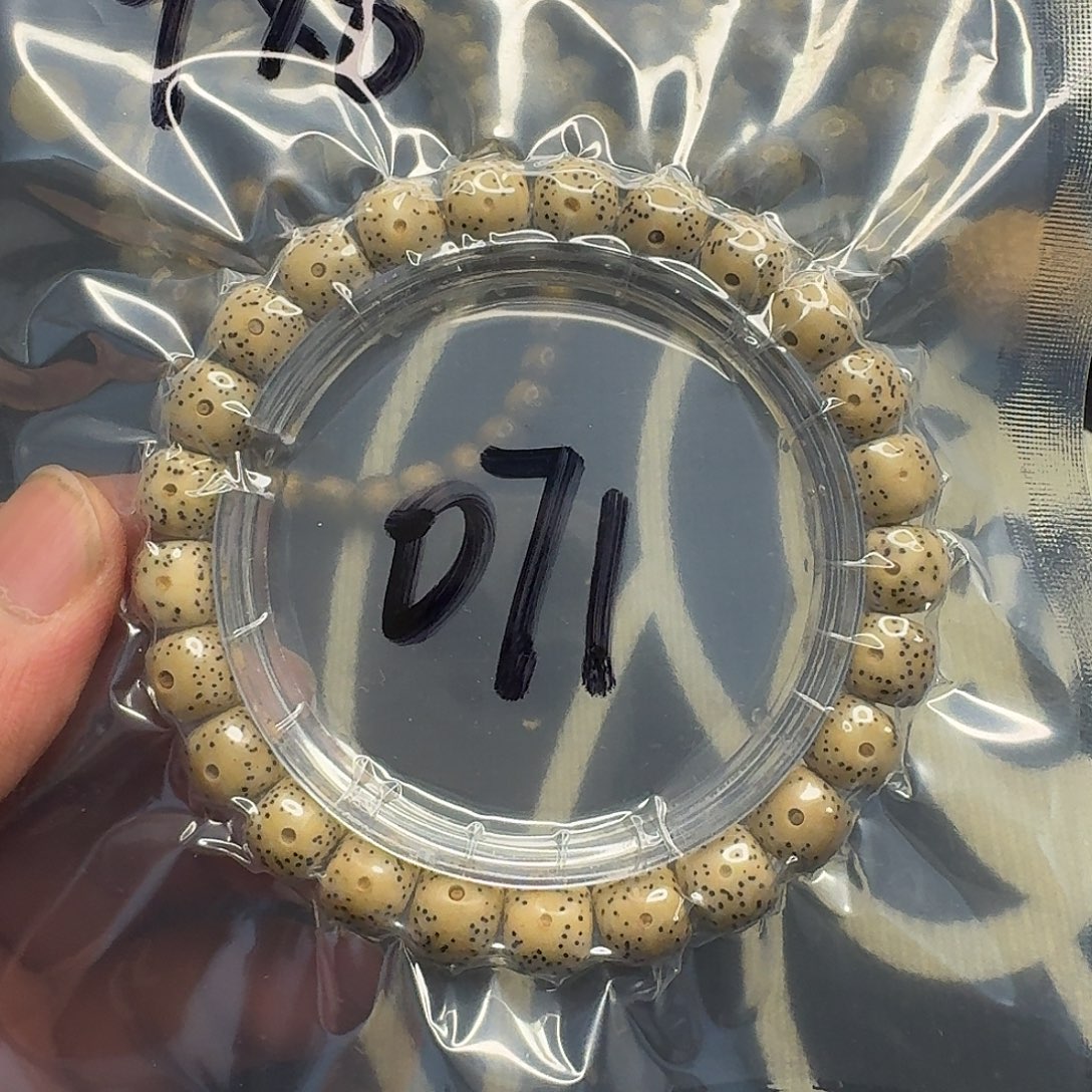 星月菩提手串鸡油黄071