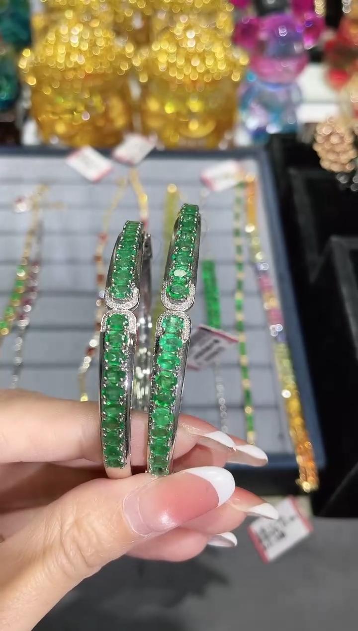 18K金镶嵌天然祖母绿手镯 多样性发其一