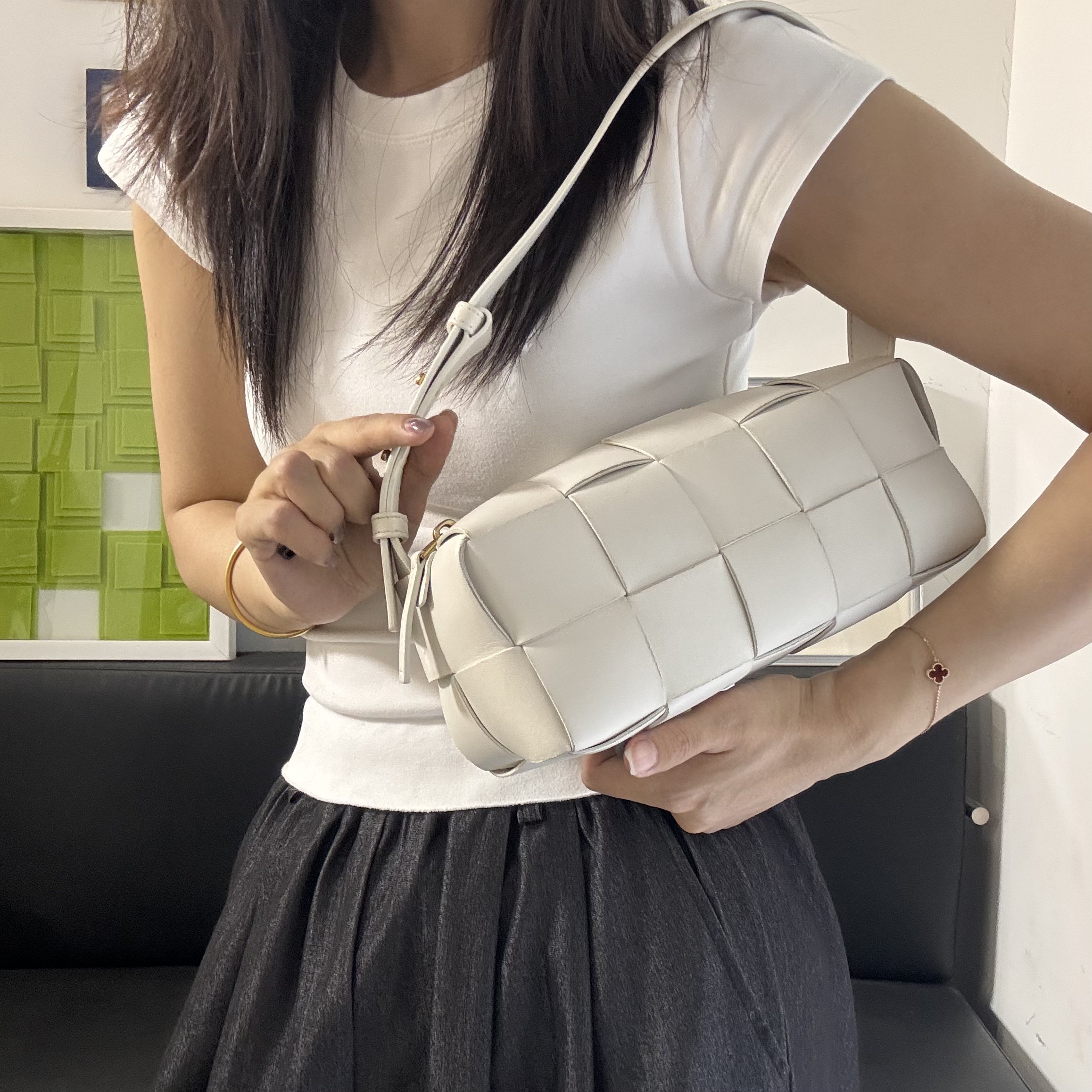 95新 BOTTEGA VENETA/葆蝶家 九 白色10格法棍单肩包