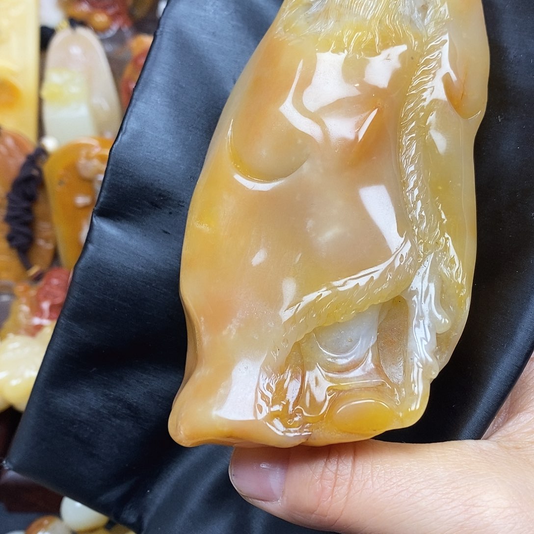 石英质玉（黄龙玉）颈饰未镶嵌
