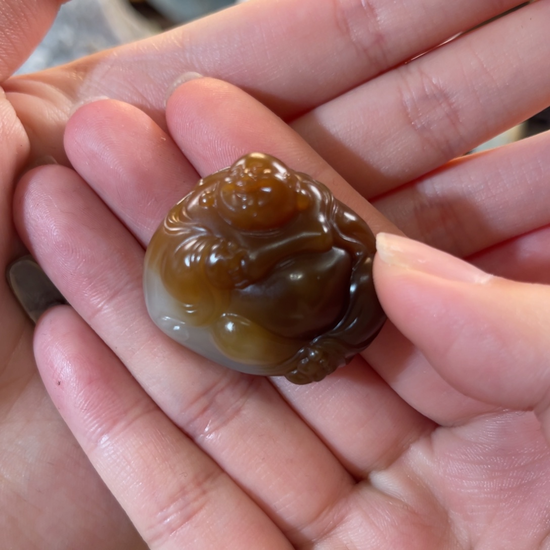 和田玉（糖玉）未镶嵌挂件金山糖白佛公34克（无孔）