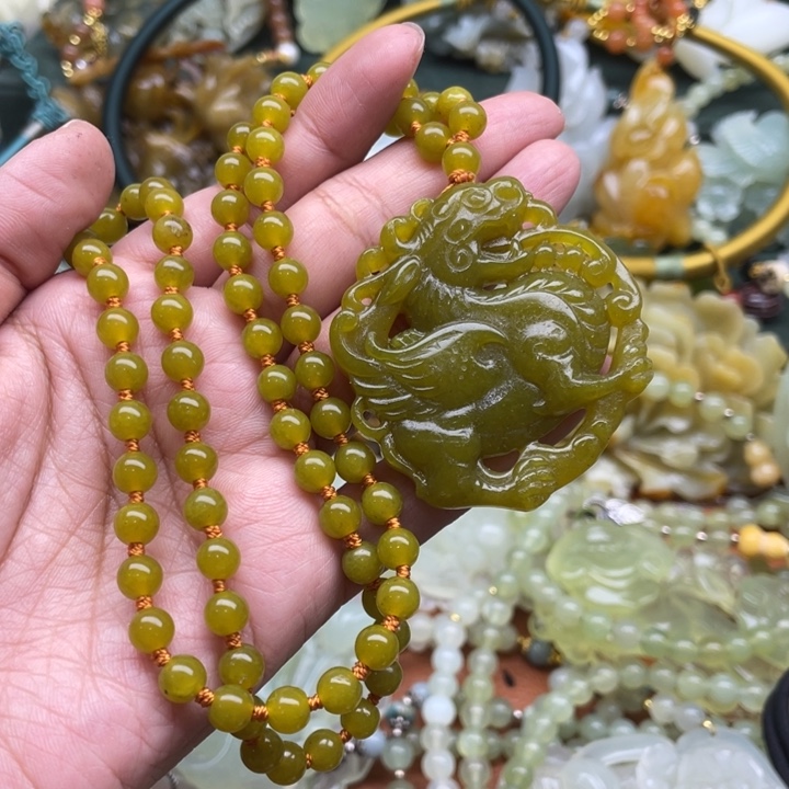 蛇纹石玉吊坠合金