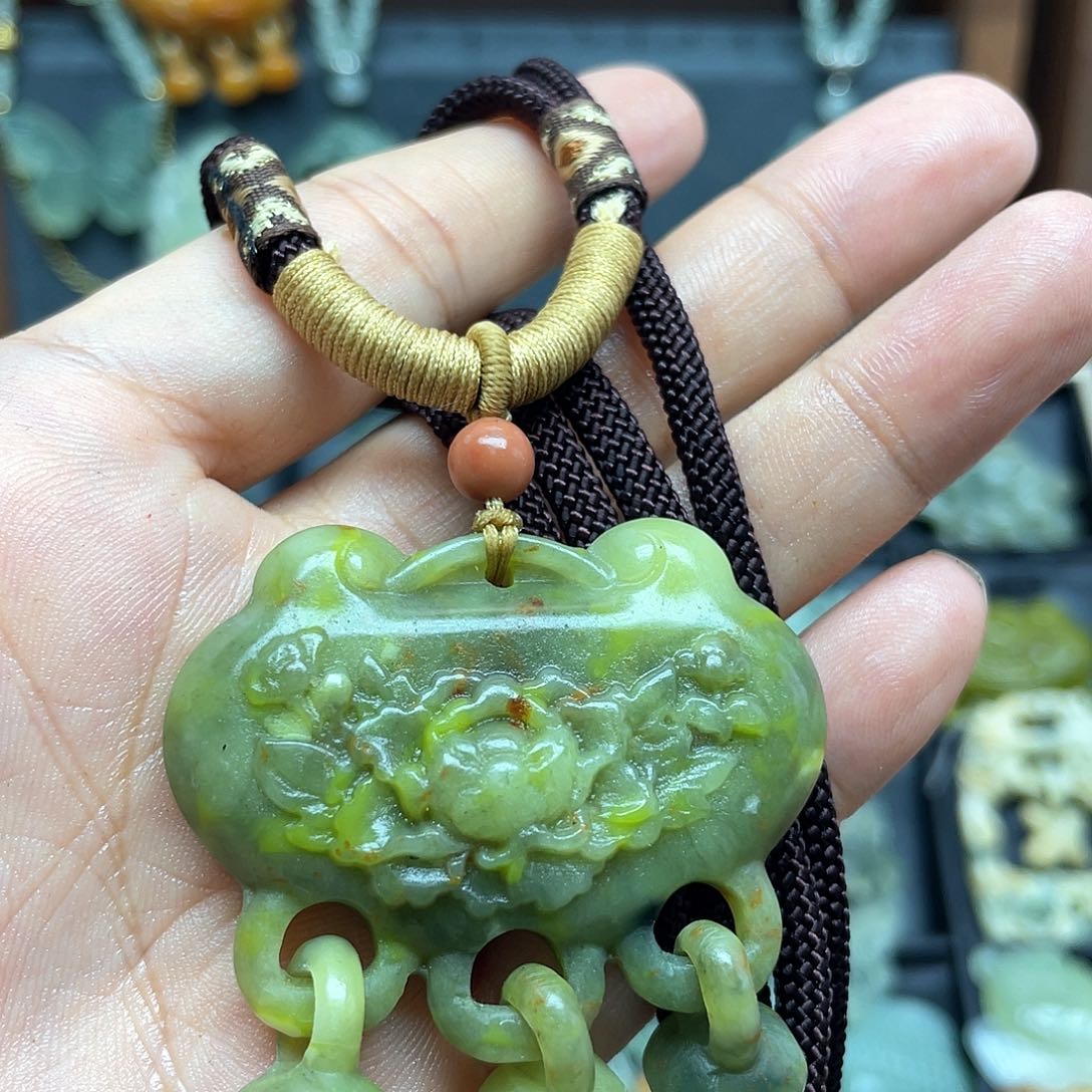 蛇纹石玉未镶嵌颈饰