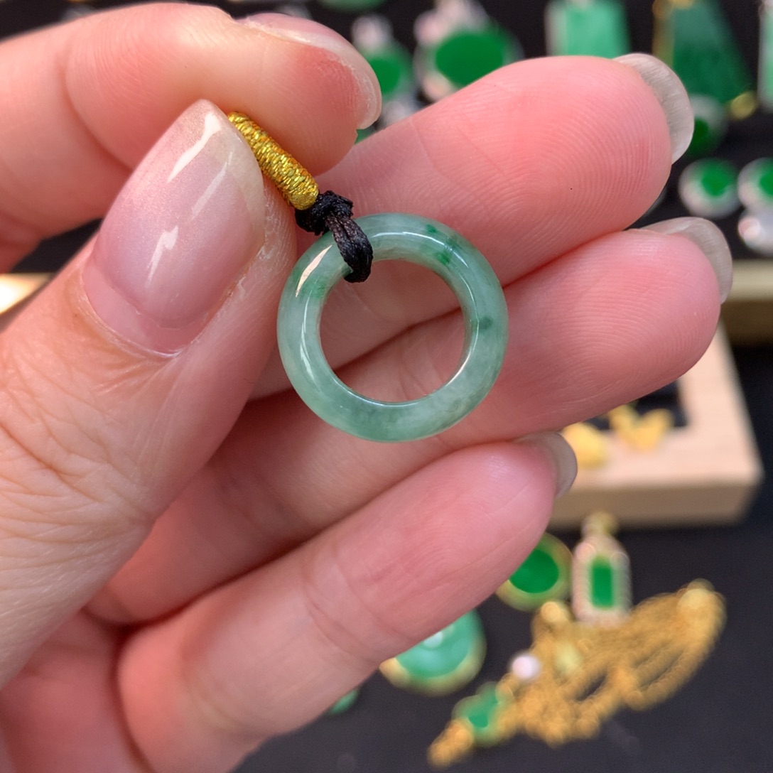 翡翠未镶嵌吊坠(不含链)有纹