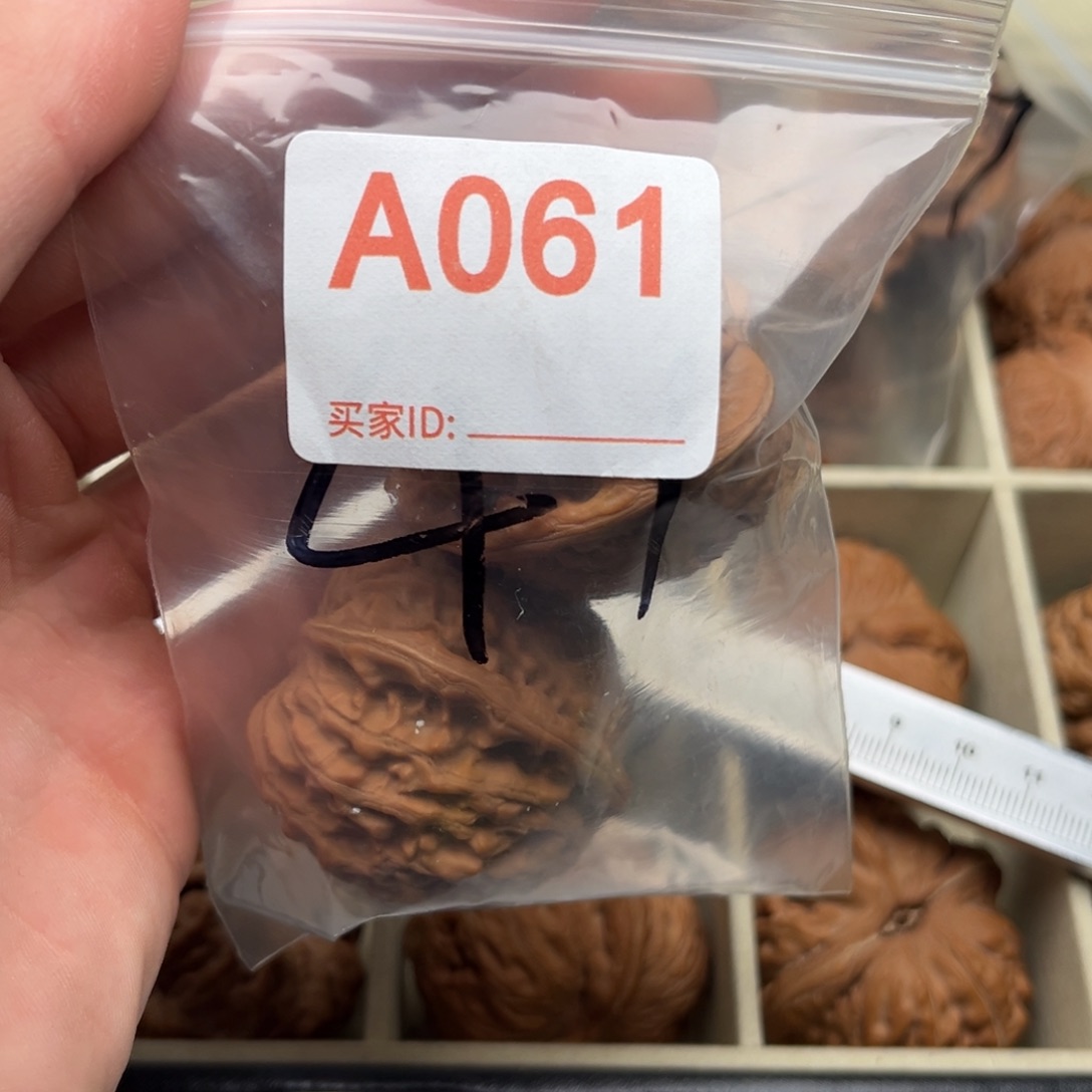 文玩核桃把件南*41金牛