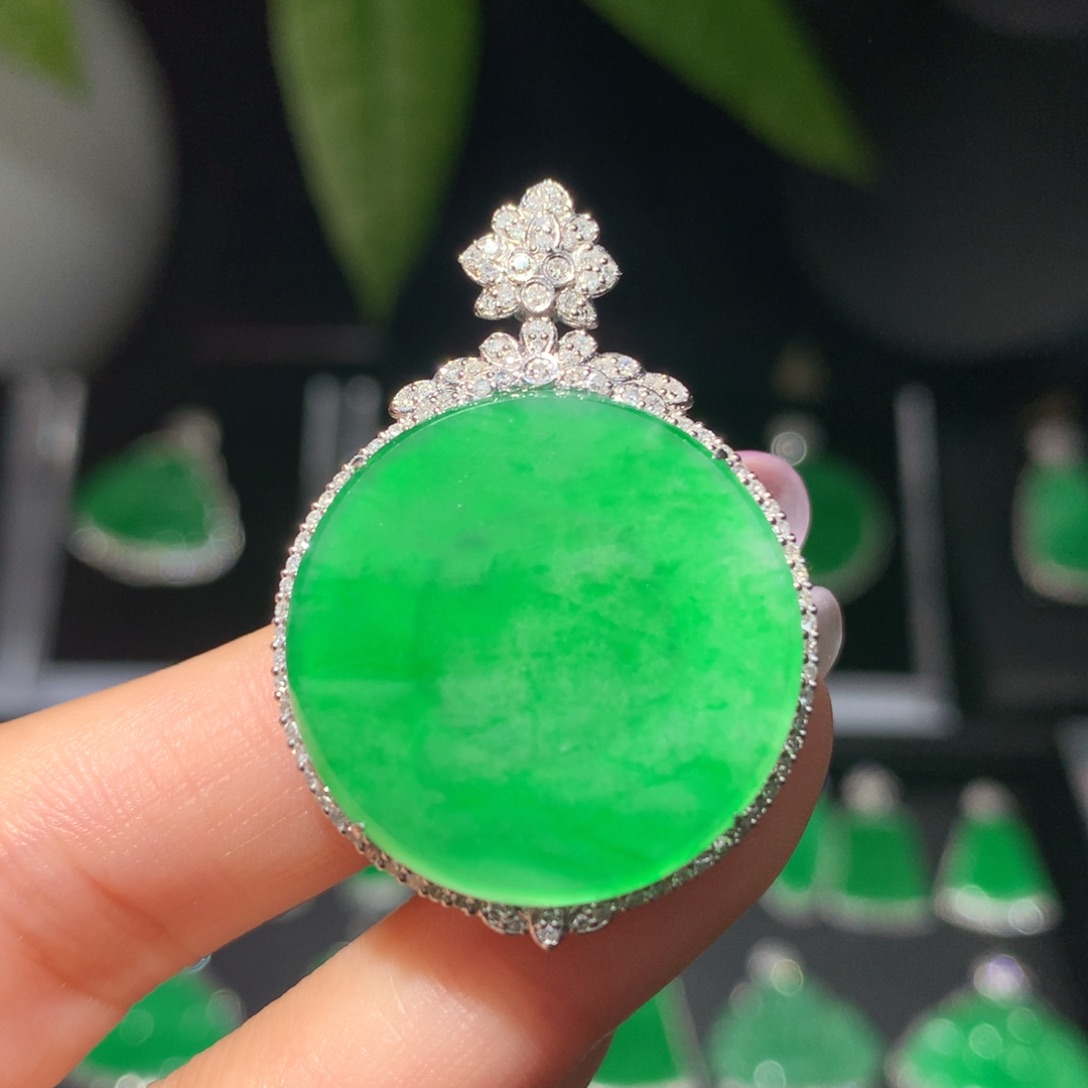 翡翠颈饰18K金镶嵌翡翠