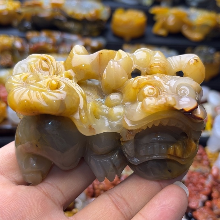 石英质玉（黄龙玉）未镶嵌颈饰