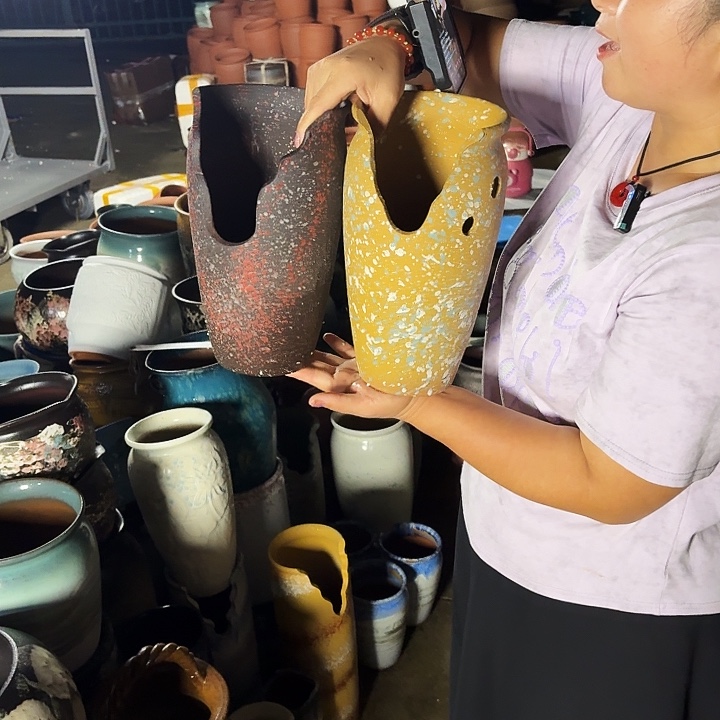 瑕疵两个盆子。     