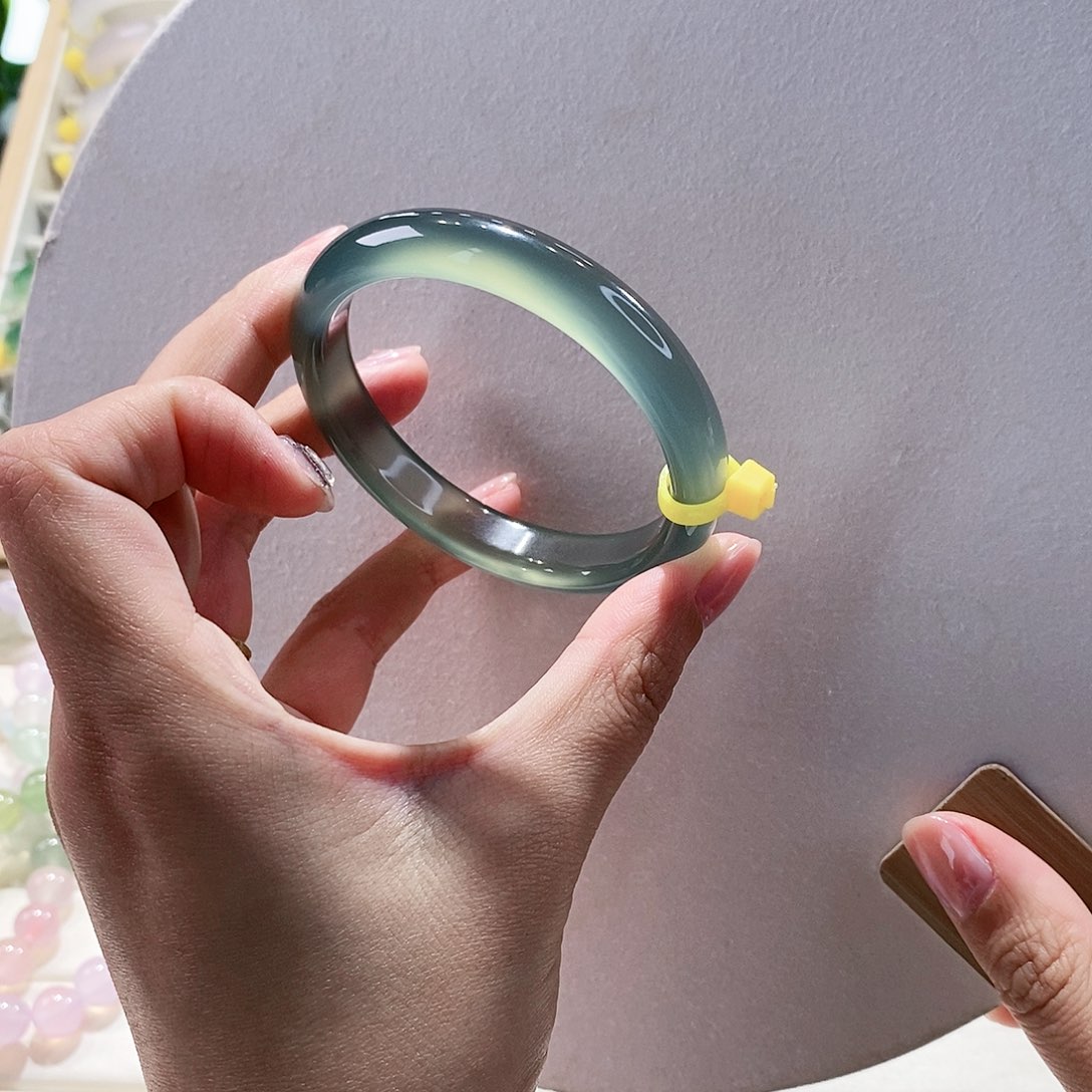 玛瑙/玉髓手镯未镶嵌55