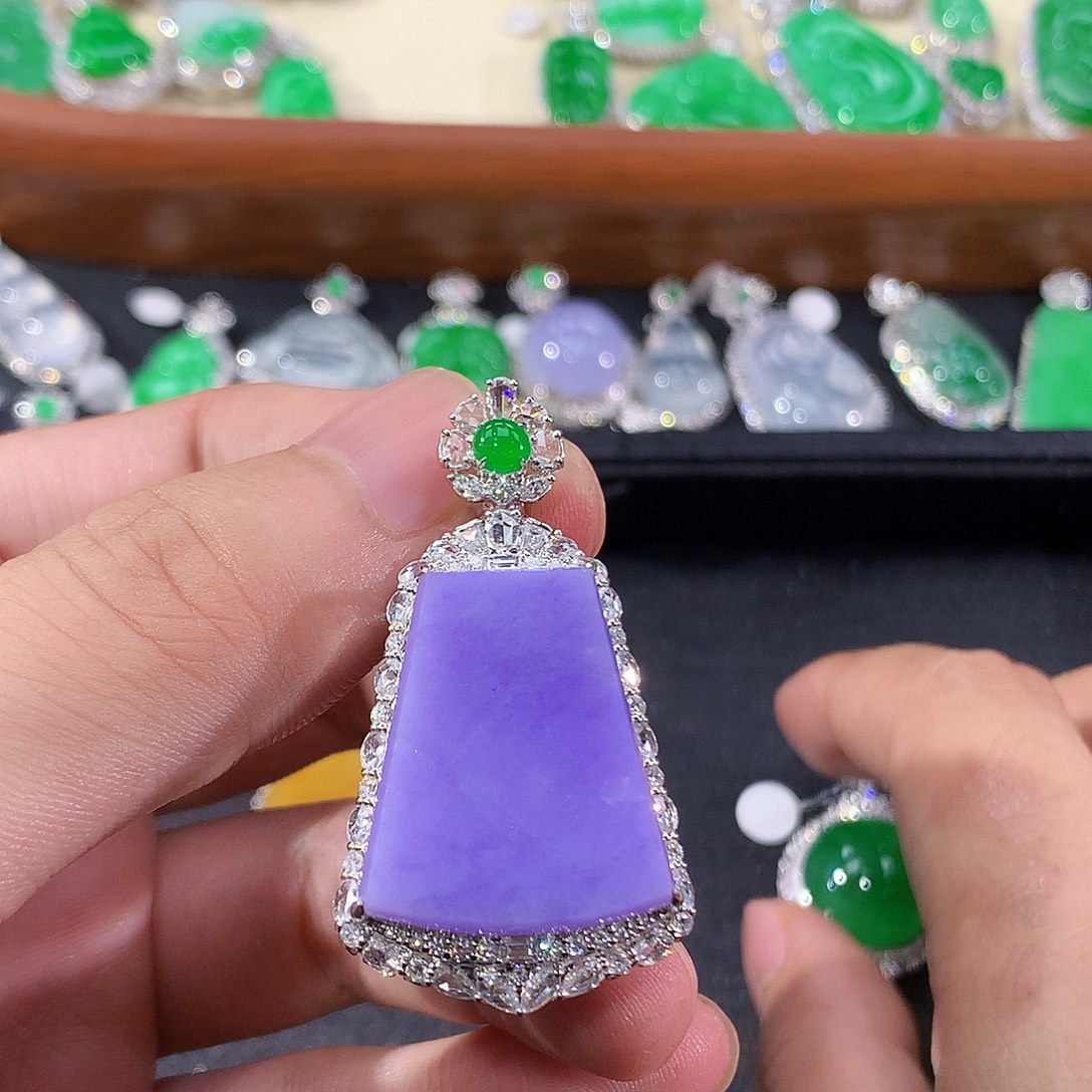 翡翠18K金镶嵌颈饰