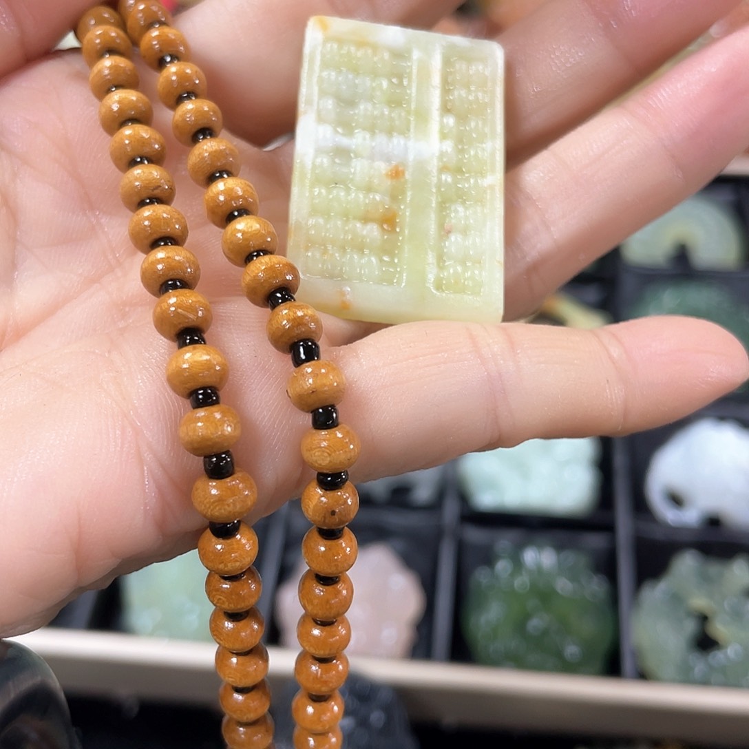 蛇纹石玉颈饰合金