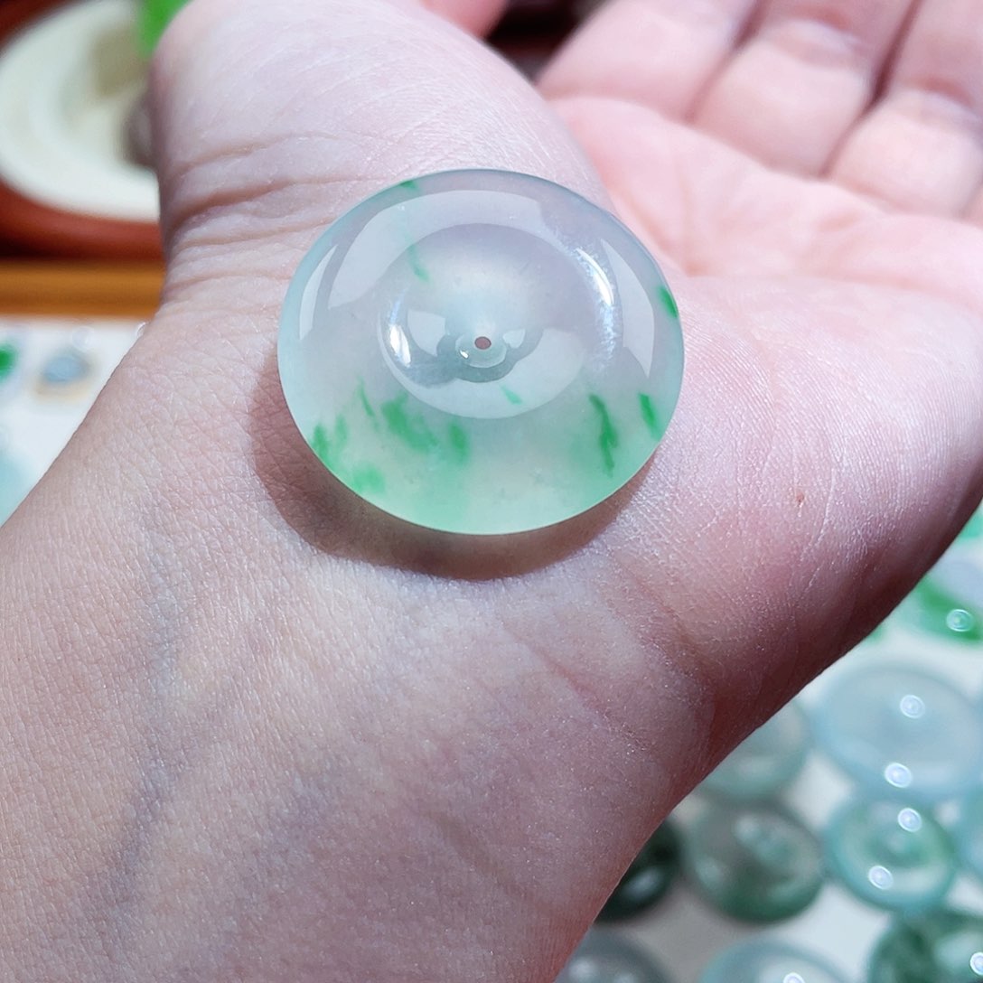 翡翠颈饰未镶嵌平安扣