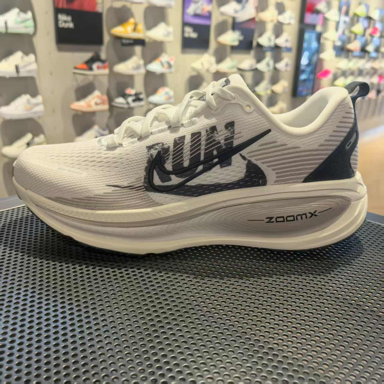 Nike耐克男子Vomero18公路运动防滑缓震轻质透气跑步鞋IB5726-100