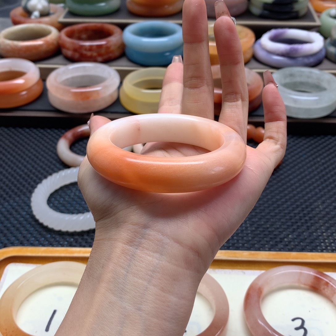 石英质玉手镯未镶嵌