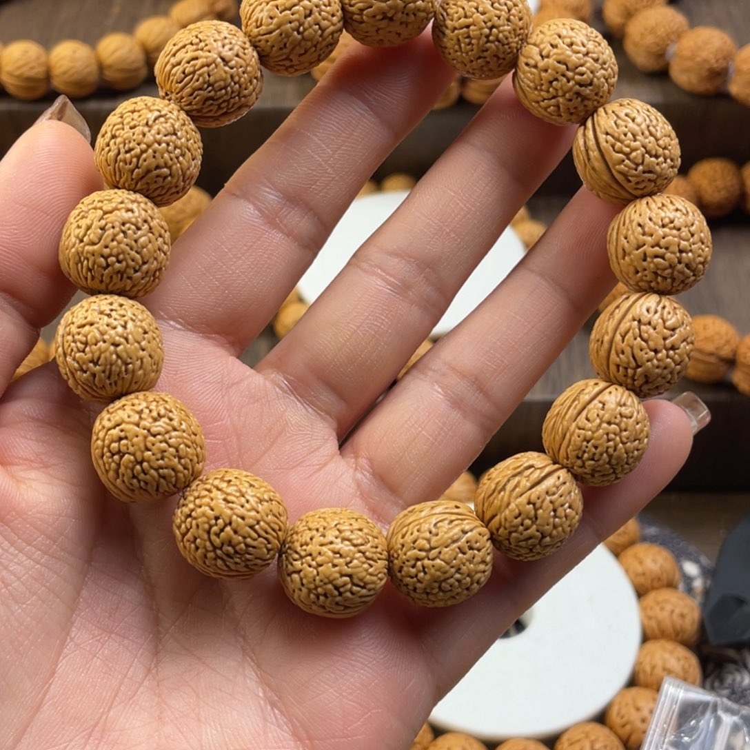 桃核手串是*贰奶油蚂蚁蛋