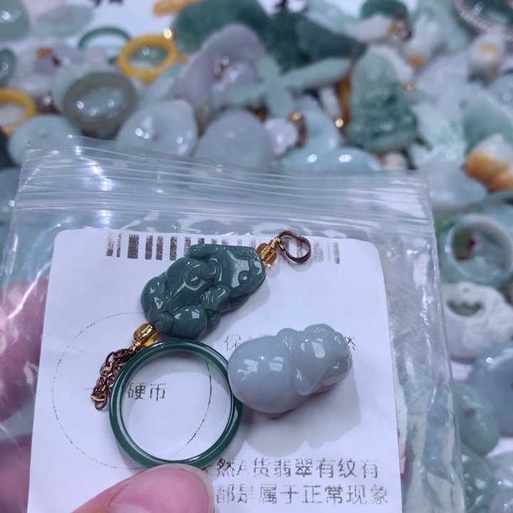 翡翠未镶嵌颈饰挂件