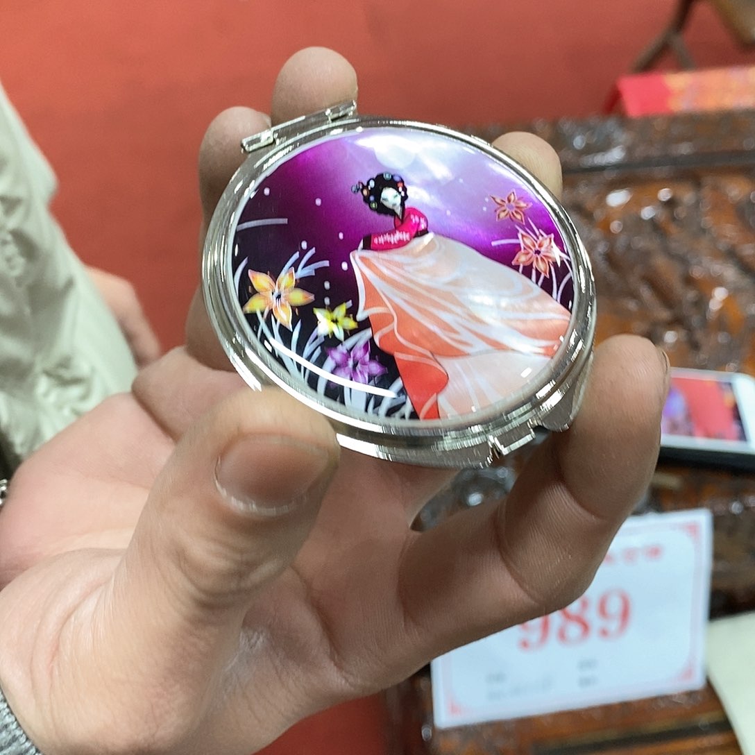 紫檀木类端景台老*红木家具的设计风格