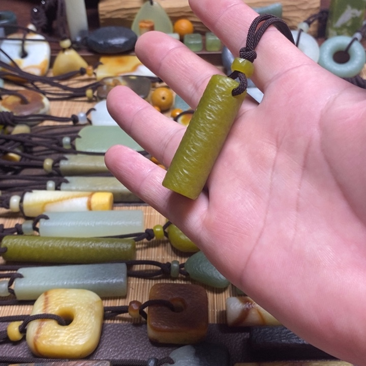 蛇纹石玉挂件未镶嵌