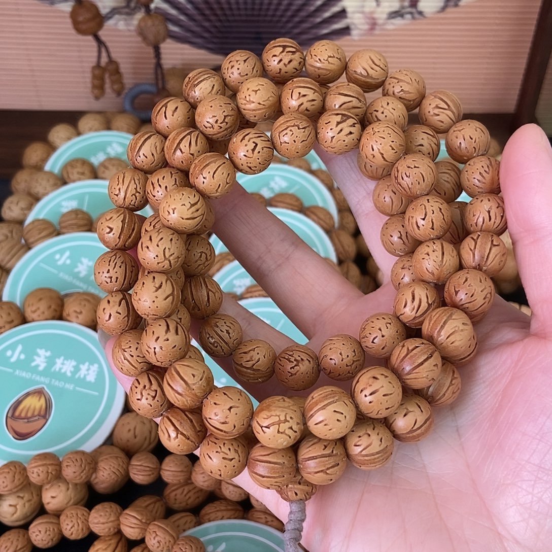 梁***颜桃核手串留纹光珠脖挂