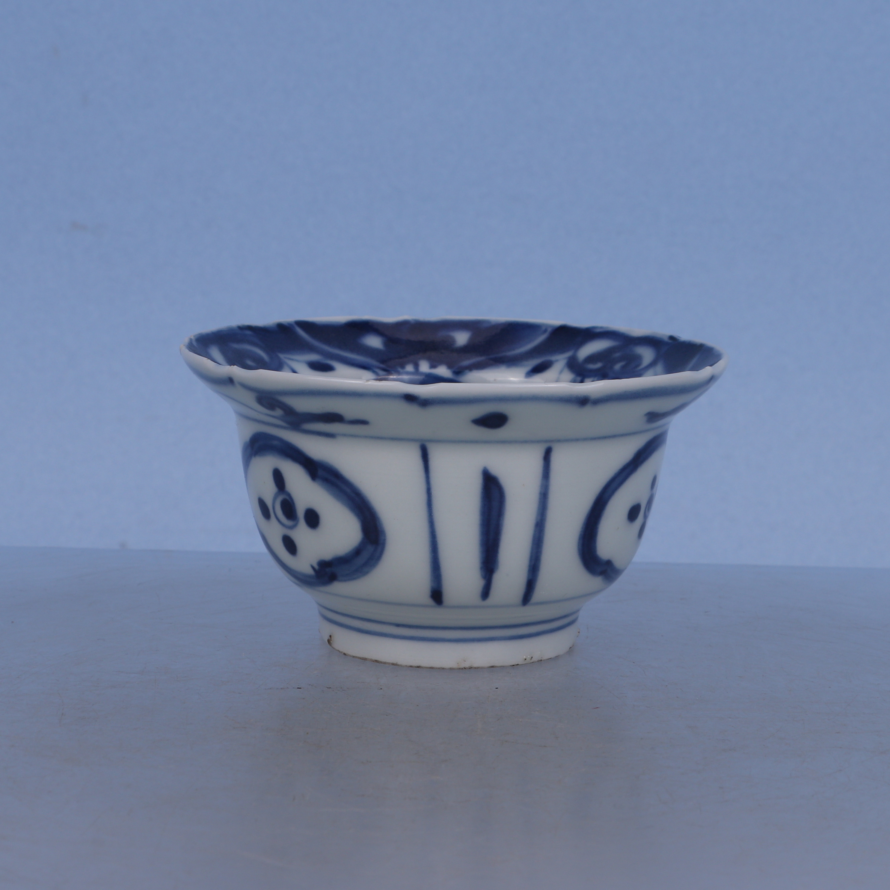 34  清康熙  青花洞石花卉纹折沿碗