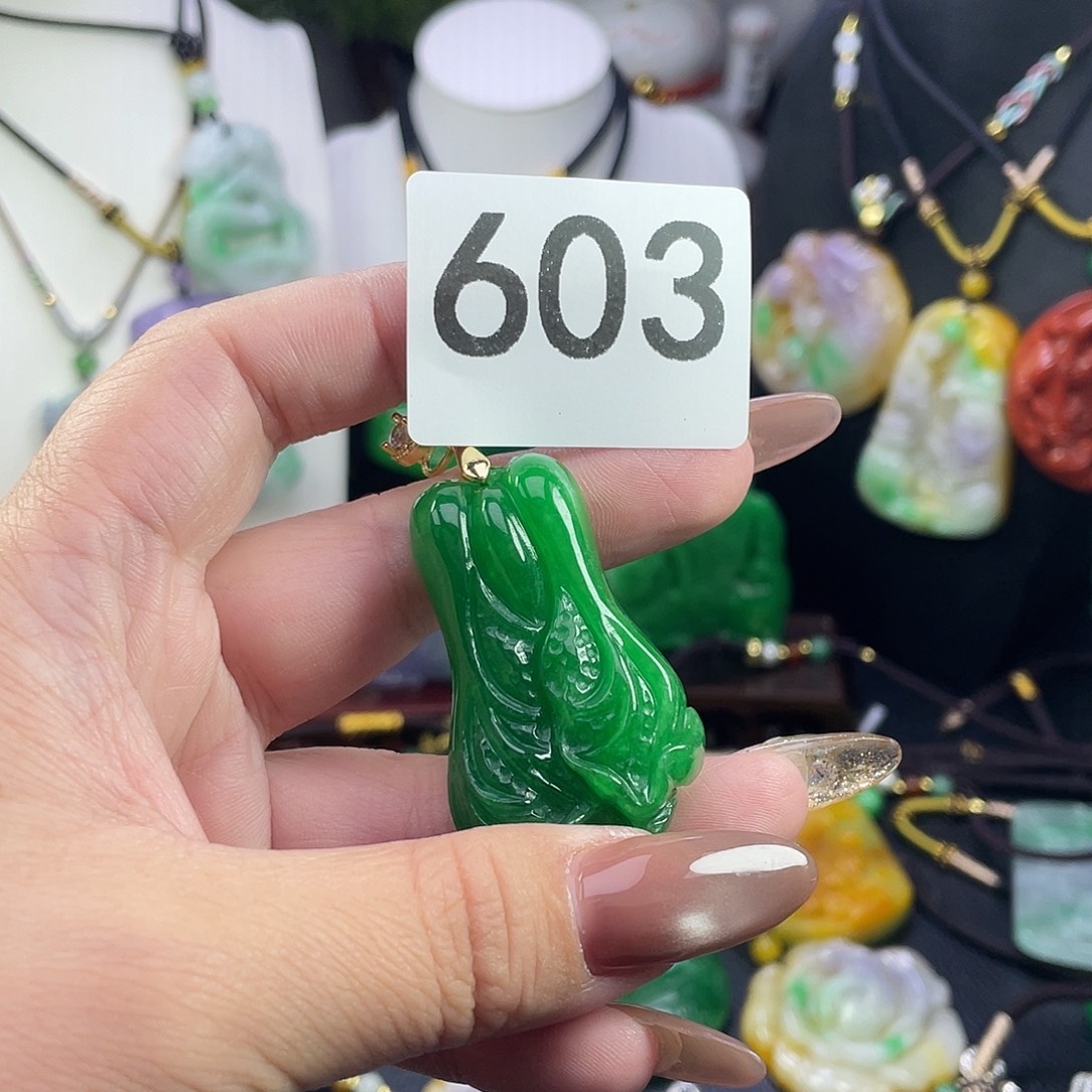 翡翠未镶嵌吊坠(赠链)