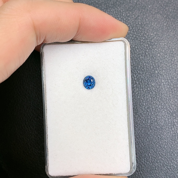 尖晶石裸石未镶嵌孔雀蓝0.77克拉